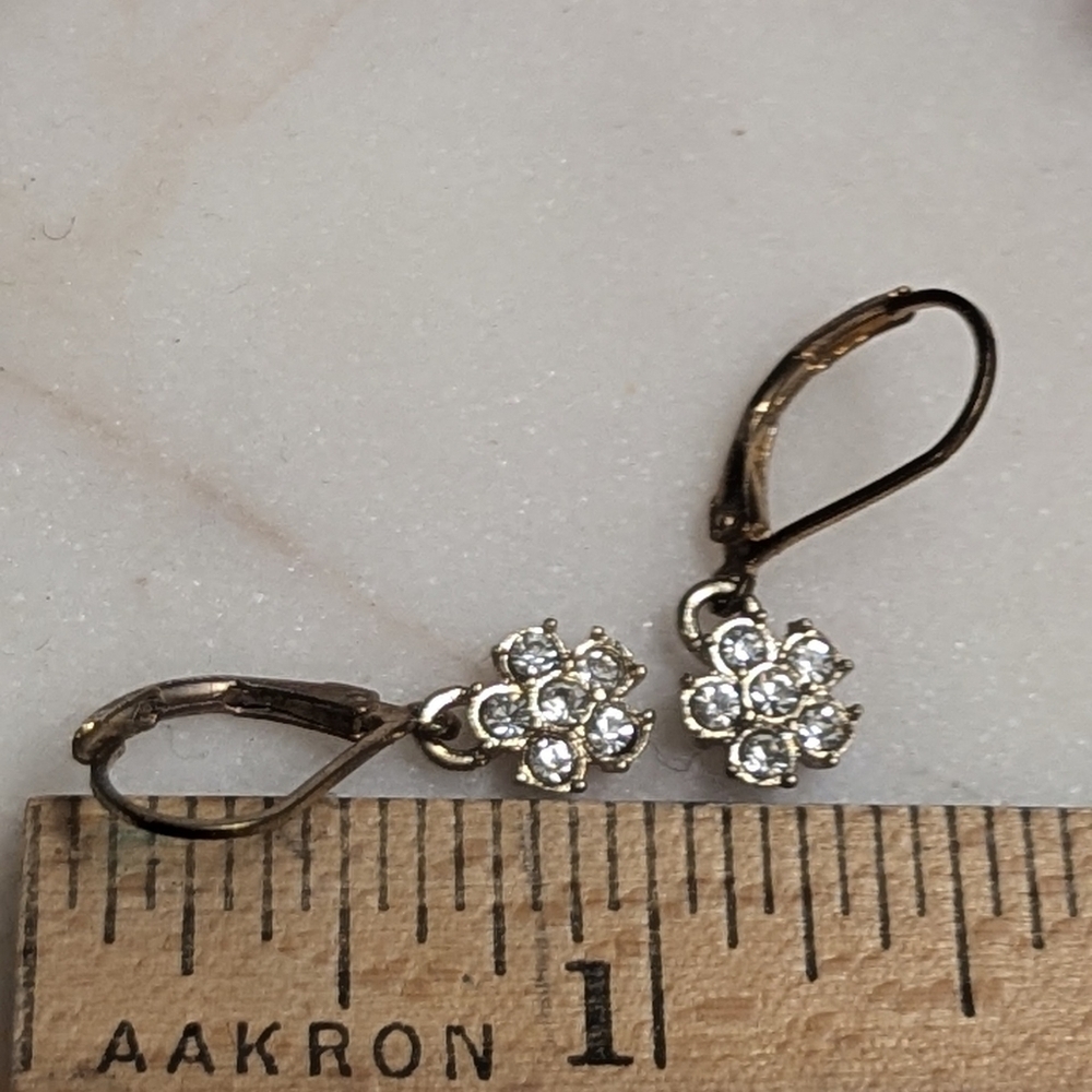 Elegant 18 kt gp Gold Rhinestone Flower drop Earrings - Picture 6 of 10